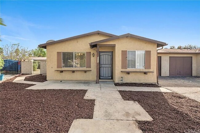 JARDÍN DELANTERO - 2133 Casita Ct