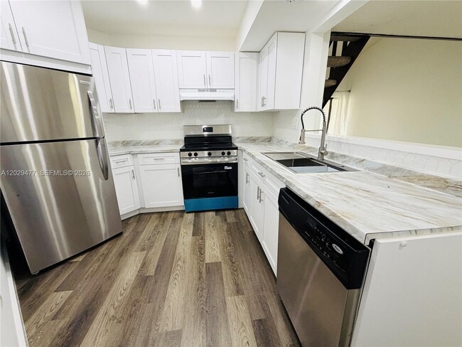 Building Photo - 9429 Fontainebleau Blvd