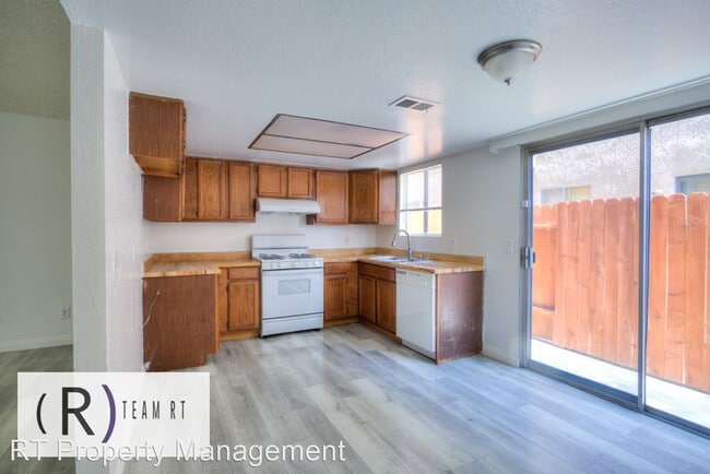 Building Photo - 2 br, 2.5 bath House - 1540 Potrero Grande...