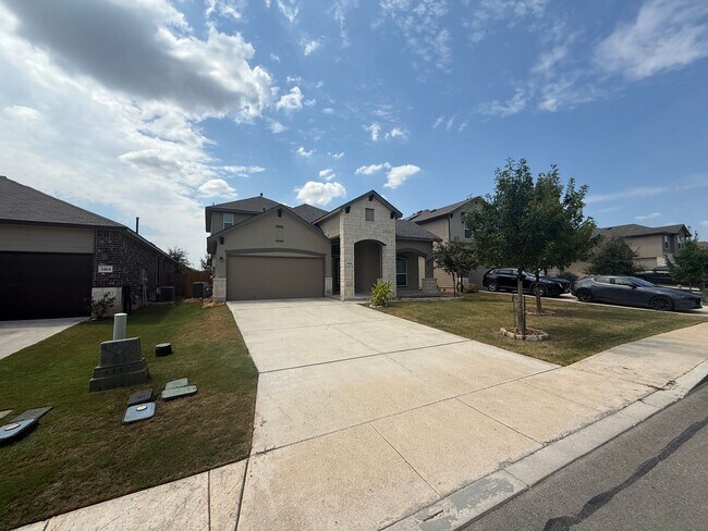 Foto del edificio - Stunning 4-Bedroom Home with Office & Reso...