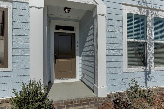 Building Photo - 718 Lyndon Station Dr