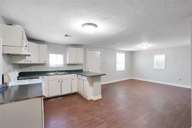 Building Photo - 14342 Texarkana St