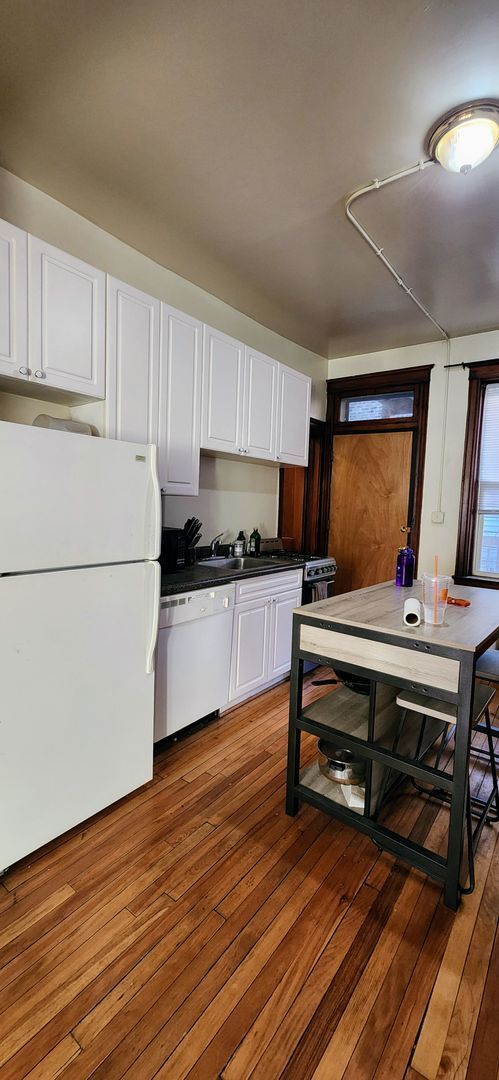 Photo - Lovely 2 bedroom in the heart of Ukrainian Village Apartment