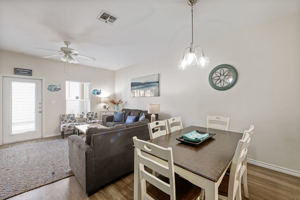 Foto principal - 14810 Leeward Dr