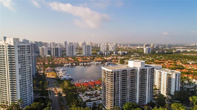 Foto del edificio - 3705 NE 214th St