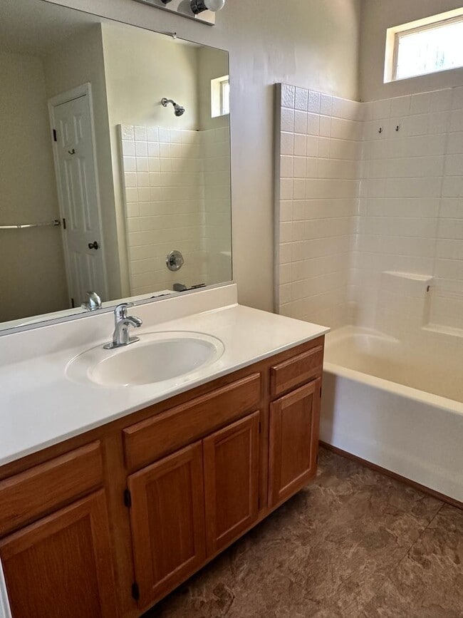 Building Photo - Single family home in Springhill! Availabl...