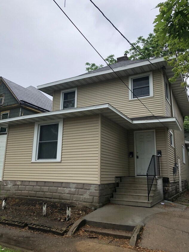 Foto principal - 325 E 2nd St