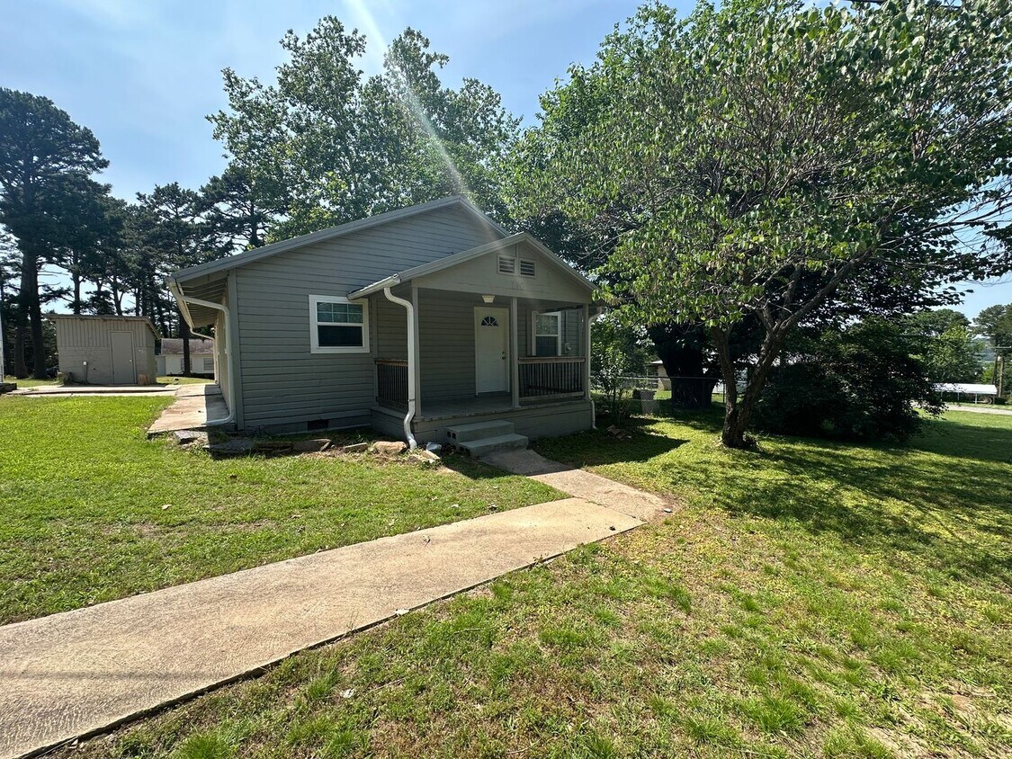 Foto principal - Introducing a charming 3-bedroom, 1.5 bath...