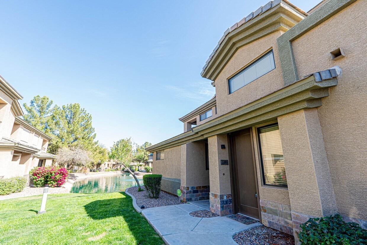 Foto principal - 3-Bed, 2-Bath Condo with Stunning Lake Views!