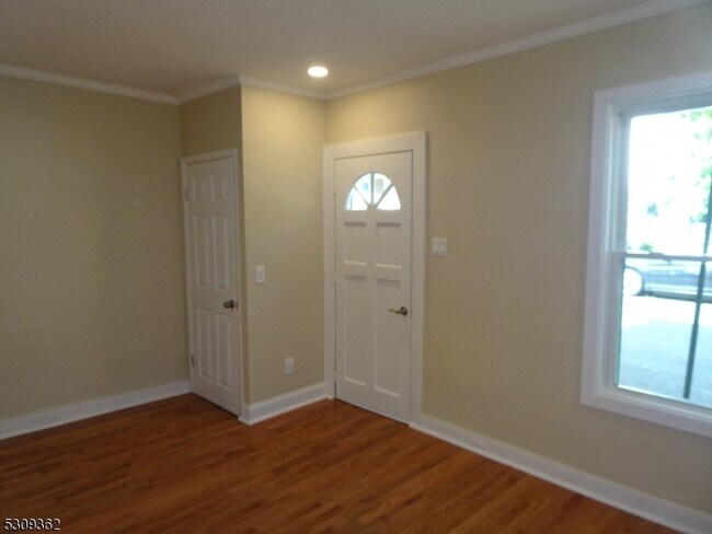 Building Photo - 374 Prospect St