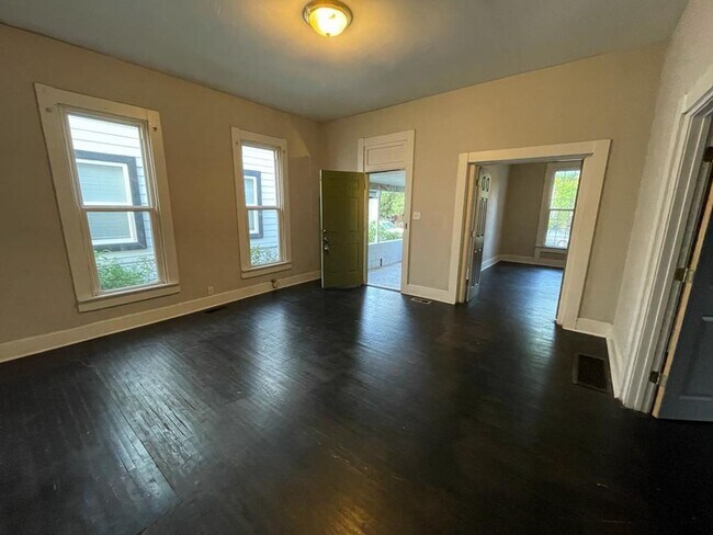 Building Photo - 2 Bedroom 1 Bath House near downtown