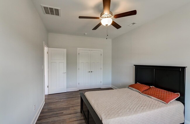 Foto del edificio - Main Level Living in the Heart of Bedford.