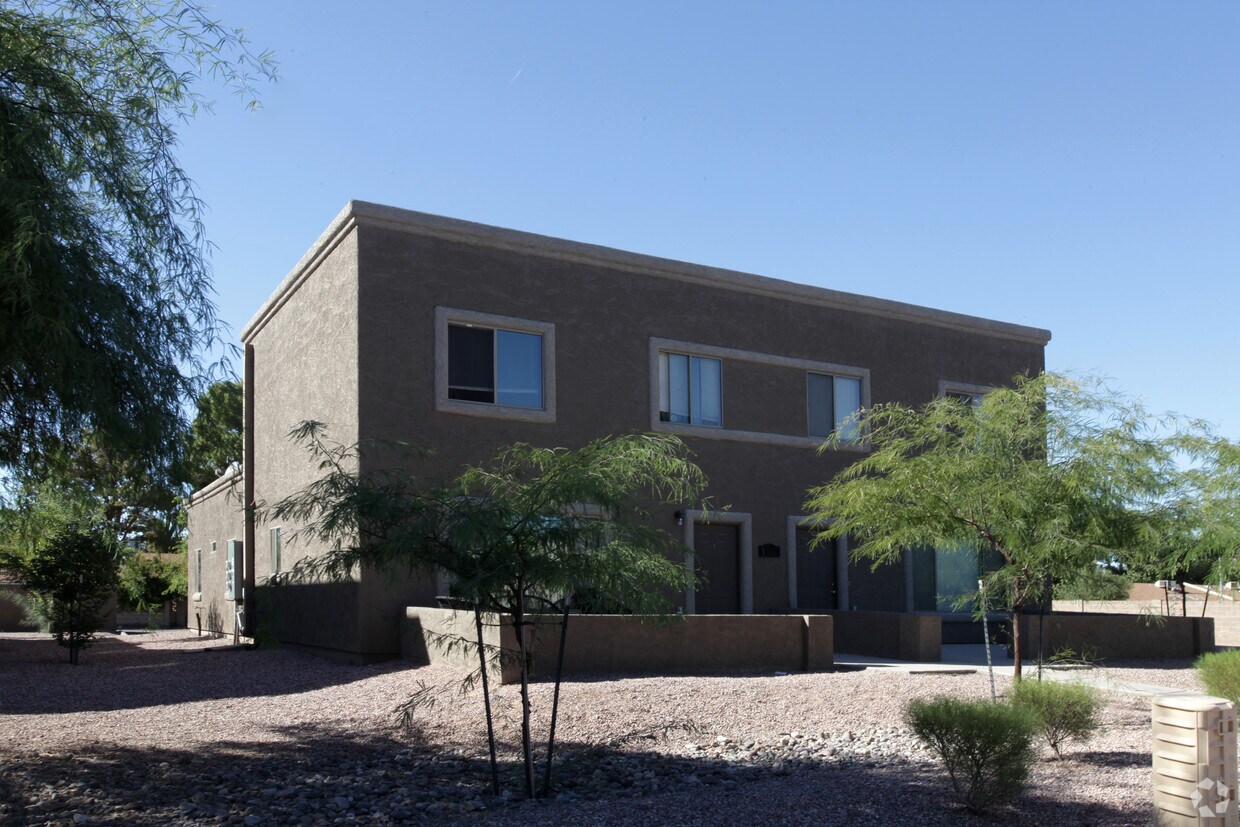 Building Photo - 1403-1405 N Gilbert Ave