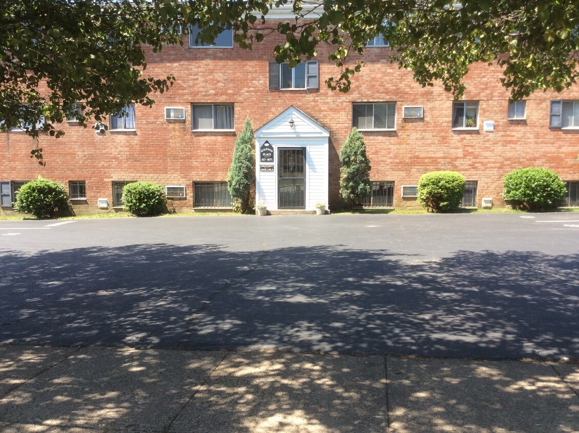 Entrance and parking - 1140 Simpson St
