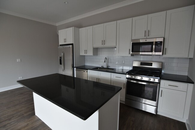 Foto del edificio - 927 W Irving Park Rd
