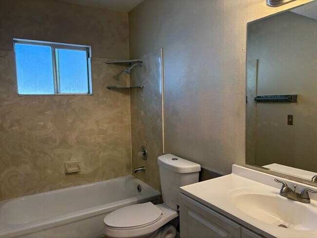 Foto del edificio - 2 Bed 1 Bath Twin Home Unit in Youngtown, ...