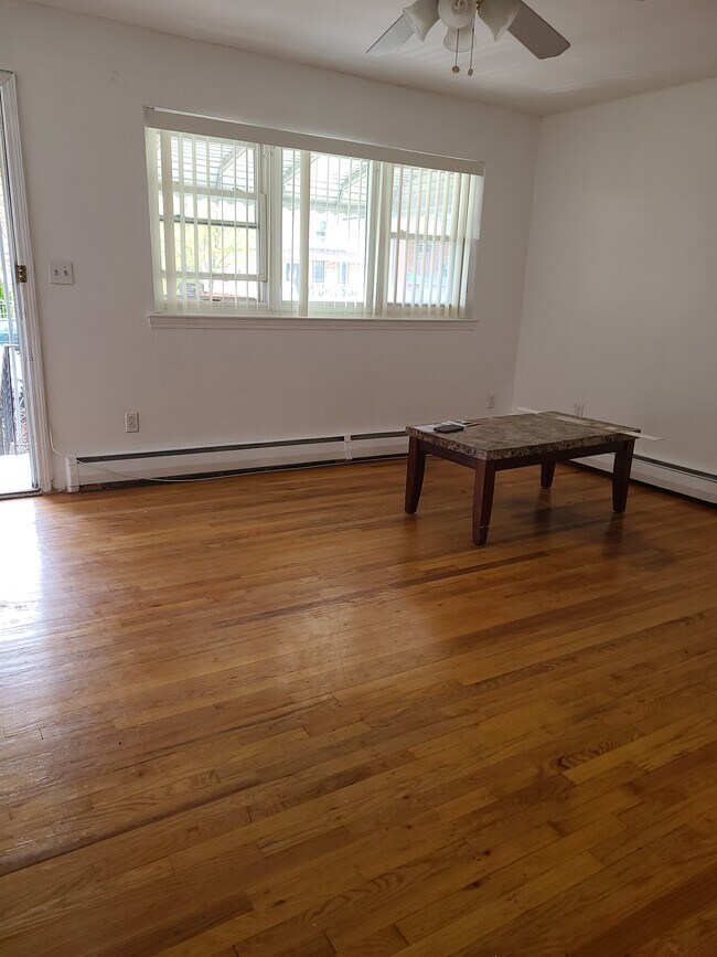 Foto del edificio - 1233 E 222nd St
