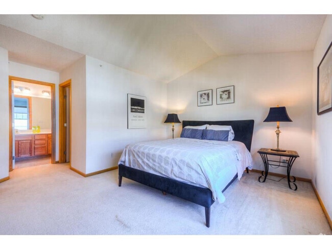 Building Photo - 1683 Village Trail E #4