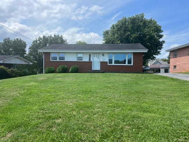 Building Photo - Very Nice 3 bedroom 1.5 bath located in ce...