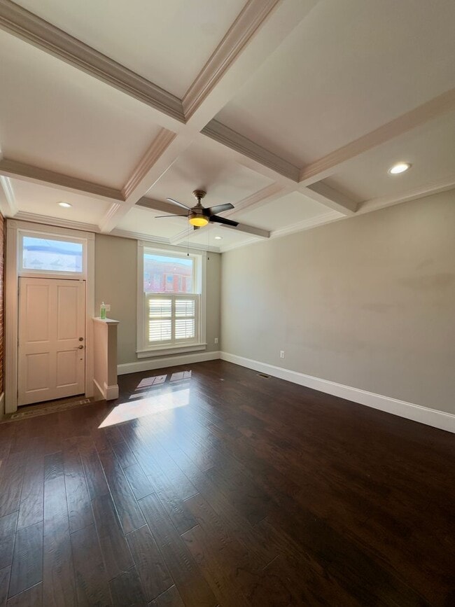Building Photo - Modern 3Bed/3.5Bath Charm in a Prime East ...