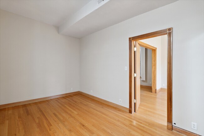 Building Photo - 2527 N Ashland Ave