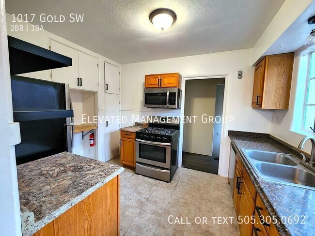 Building Photo - Newly Remodeled Downtown Home, Don't miss ...