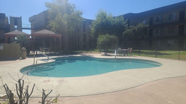 Foto del edificio - Beautiful 2 bedroom 2 bath Condo New Paint and flooring throughout