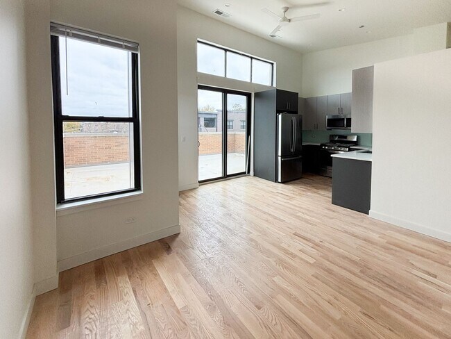 Foto del edificio - Spectacular 3 Bed/3 Bath Penthouse Apartment in prime Lincoln Park Location. Semi-Private Elevato...