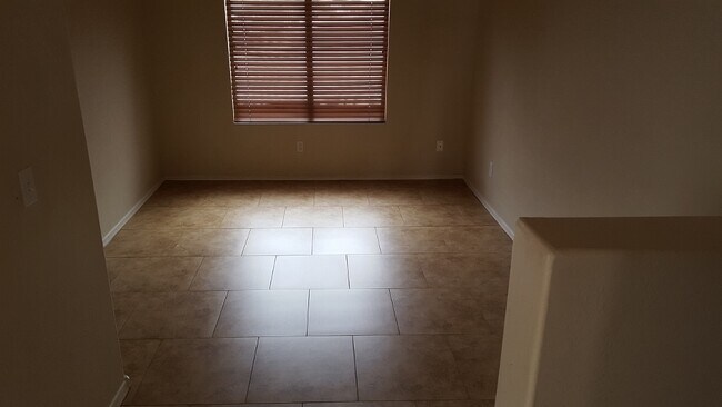 Building Photo - 3 bedroom 2 bath home with a den in Ashton...