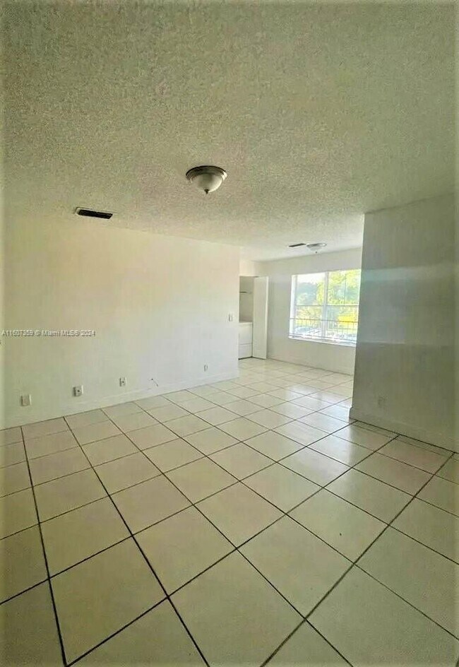 Building Photo - 3400 Pinewalk Dr N