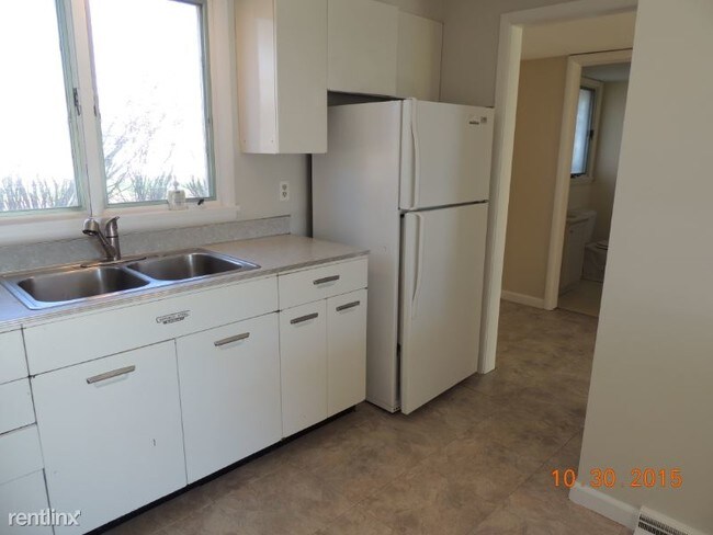Building Photo - 3 br, 1.5 bath Apartment - 222 5th St West