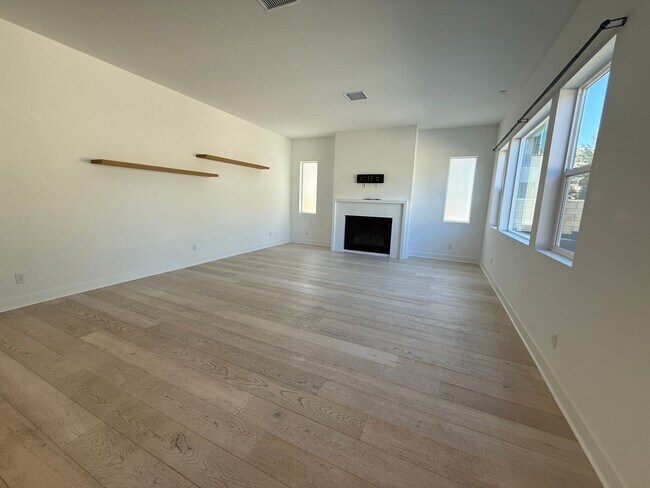 Building Photo - Beautiful 4-Bedroom Home with Solar and Private Patio in Plum Estates!