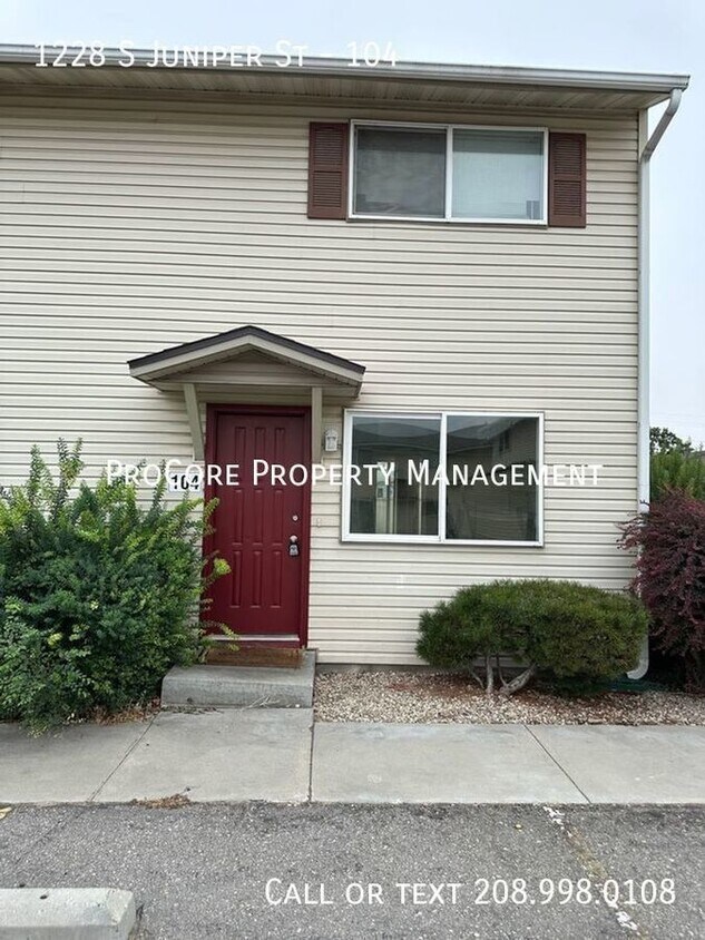 Primary Photo - 2 Bed / 1.5 Bath, Big Windows, Semi Privat...