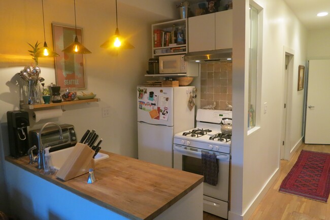 Building Photo - Sunny 1 BR in Park Slope