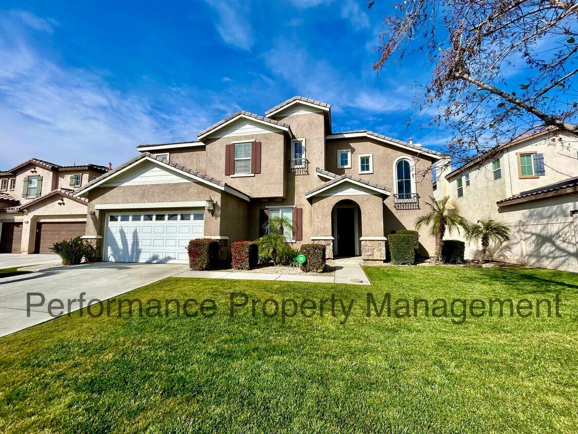 Foto principal - Gorgeous 3 Bed/2.5 Bath Home in SW Bakersf...