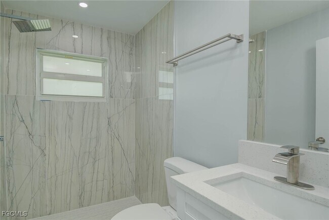 Foto del edificio - 807 W 12th St