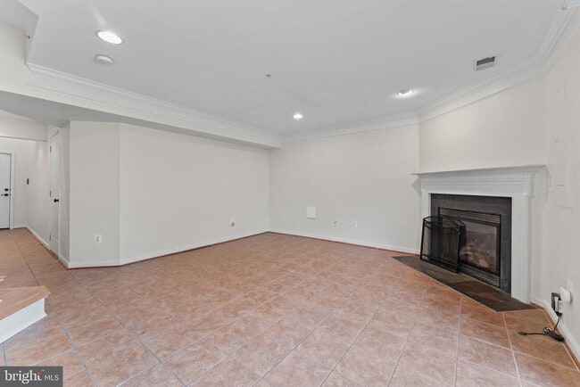 Building Photo - 702 Anoosh Ct