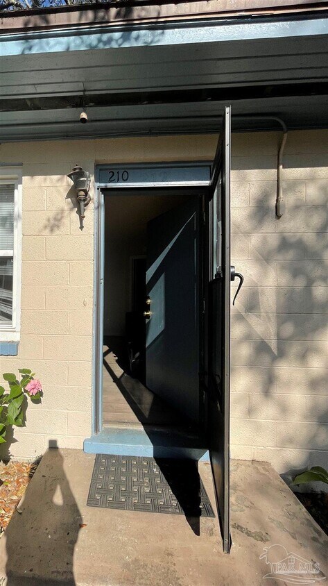 Primary Photo - 210 N Pinewood Ln