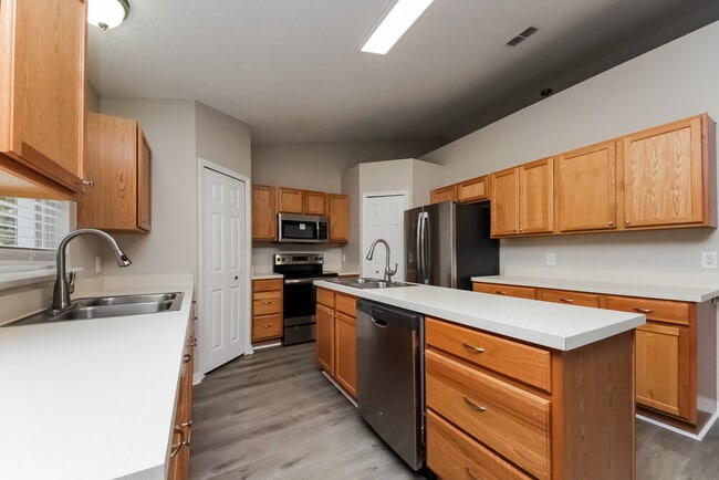 Building Photo - 2790 Woodland Creek Loop
