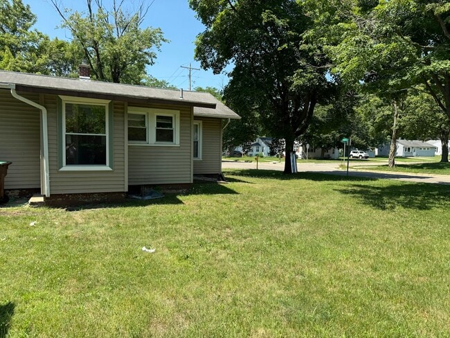 Building Photo - 924 Hall St