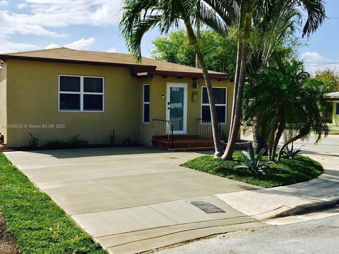 Foto principal - 1245 NE 17th Ave