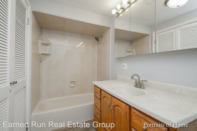 Building Photo - 3 br, 1 bath House - 563 W Harding Rd