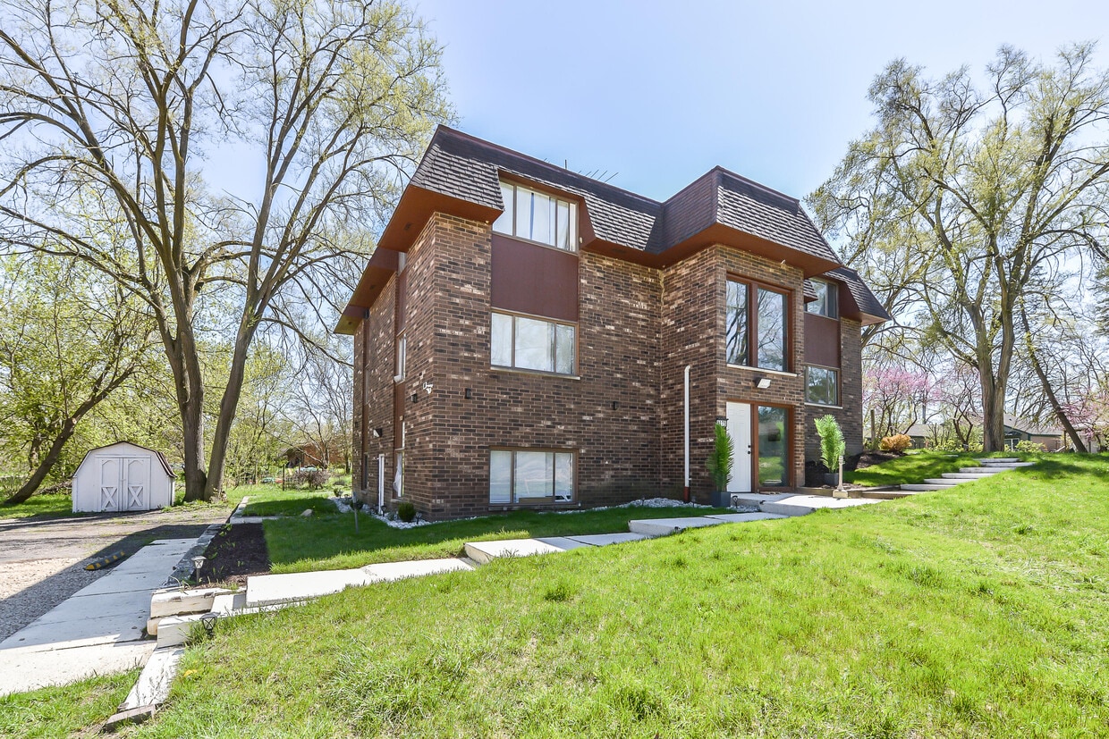 Primary Photo - 9275 Brookside Dr