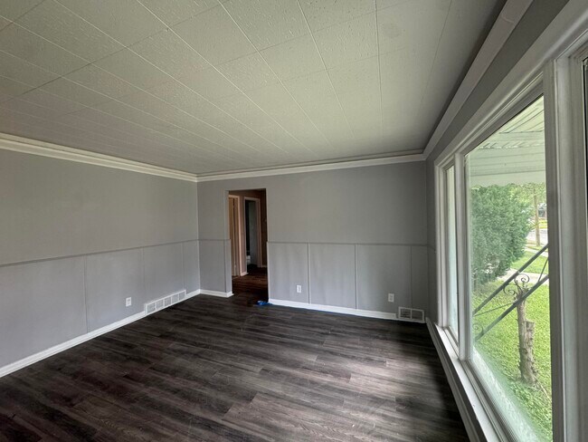 Building Photo - 1735 Meadow Ln