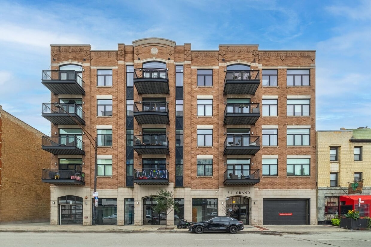 Foto principal - 711 W Grand Ave