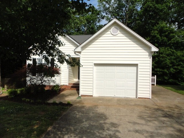 Primary Photo - 905 Finchurch Cir