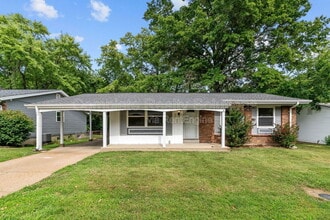 Building Photo - 561 Golfwood Dr
