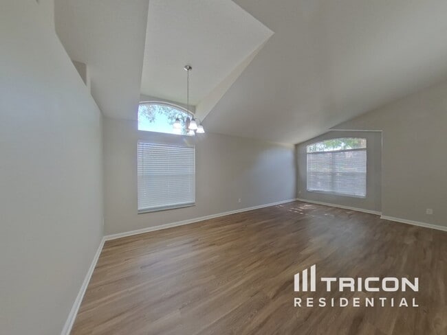 Building Photo - 2512 Meadow Oaks Loop