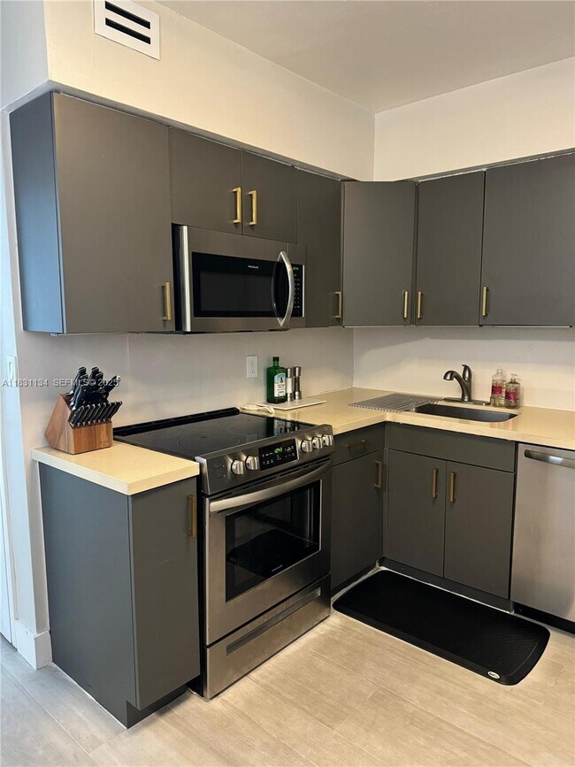 Foto del edificio - 5700 Collins Ave