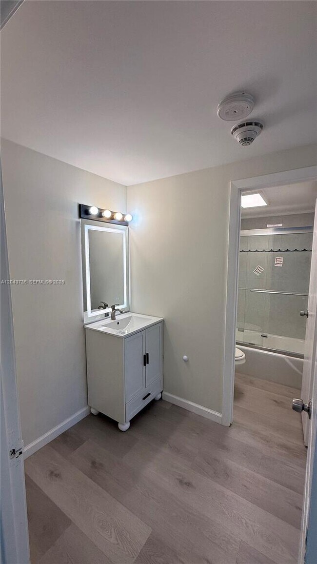 Building Photo - 300 Bayview Dr